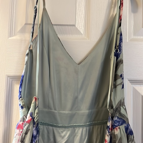 Fashion nova beautiful floral dress. Size L. Preowned. - Picture 3 of 4